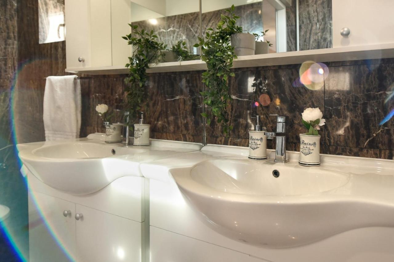 New - Elegant Duplex With Amazing View & Balcony - Homey Residence Boekarest Buitenkant foto