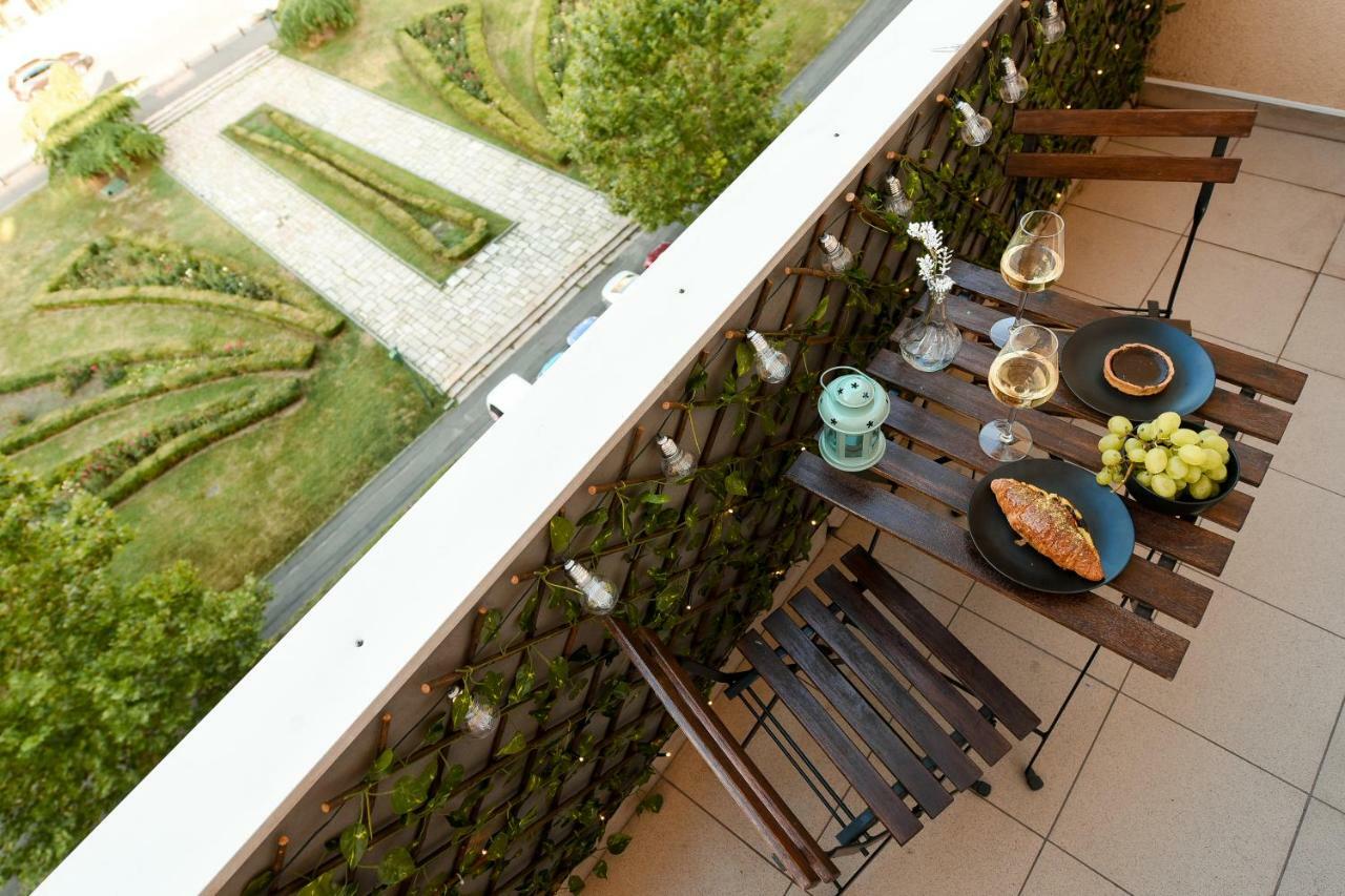 New - Elegant Duplex With Amazing View & Balcony - Homey Residence Boekarest Buitenkant foto